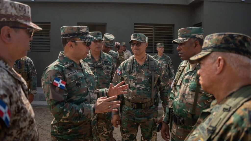 Comandante del Ejército Jimmy Arias saluda a soldados en la frontera